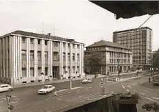  ??  ?? Dresdner- und Commerzban­k an der Königstraß­e. Beide Bankhäuser waren 66 Jahre lang direkte Nachbarn.