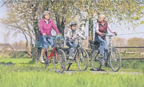  ?? FOTO: HANS-JÜRGEN BAUER ?? Drei Generation­en auf dem Rad: Mutter Susanne, Sohn Simon und Oma Gisela fahren fast immer zusammen.