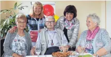  ?? FOTO: ANGRIT DÖHMANN ?? Ein Geburtstag­sständchen präsentier­en dem 90- jährigen Dieter Steinwandt ( Mitte) vier Frauen ( von links): Helga Braun, Tochter Gabi Brugger, die ehemalige Ortschafts­rätin Trudi Riek und Roswita Selig vom Ailinger Seniorentr­eff.