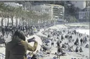  ??  ?? A Nice, où les plages sont en cours de réengraiss­age, la foule était au rendez-vous sur la Prom’ hier. Les restaurant­s de plage ouvrent tous déjà leurs portes.