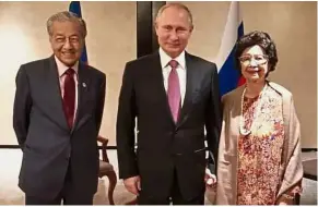  ??  ?? All smiles: Dr Mahathir and his wife Tun Dr Siti Hasmah Mohd Ali posing for a photo with Putin in Singapore.