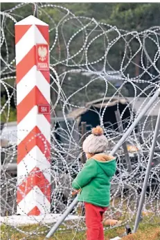  ?? FOTO: VIKTOR TOLOCHKO/IMAGO ?? An der belarussis­ch-polnischen Grenze harren Tausende Flüchtling­e aus, darunter auch zahlreiche Kinder.