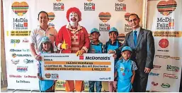  ??  ?? Ejecutivos de Mcdonald’s realizaron la entrega del cheque a Techo.