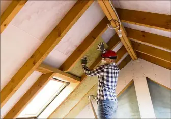  ?? (Photos Istock) ?? Il est important de bien isoler la toiture et les combles car près de 30 % de la chaleur peut s’échapper par le toit.