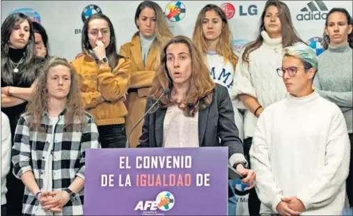  ??  ?? Ainhoa Tirapu, jugadora del Athletic y portavoz de las jugadoras, habla para los medios en la rueda de prensa celebrada ayer en la sede de AFE.