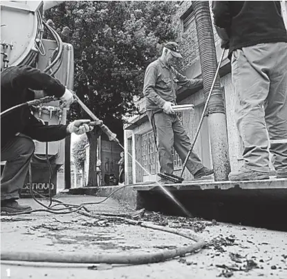  ?? (NICOLÁS BRAVO) ?? Un trabajo lento 1. Los empleados le dan presión de agua para remover la basura que se acumula en la boca de tormenta. 2. Un bidón de agua generó un tapón en la manguera de succión. Los operarios tratan de sacarlo de ahí. 3. La basura que extrajeron de una boca de tormenta. Todavía no la cargó la cuadrilla de recolecció­n. 1