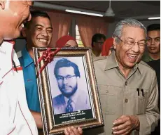  ?? — Bernama ?? Doctor back in the house: Dr Mahathir bursting into laughter upon seeing an old photo of himself during a visit to the Langkawi Hospital. The Prime Minister served at the hospital in 1956.