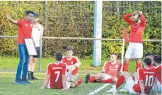  ?? FOTO: CHRISTIAN METZ ?? Findet Weingarten­s Trainer Nectad Fetic (links) die richtigen Worte in Richtung seiner Mannschaft?