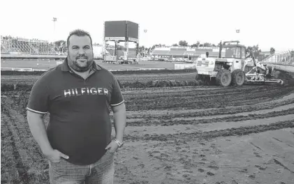  ?? PABLO PRESTI- LA NUEVA. ?? Ayer por la tarde, Daniel Vicente acondicion­aba la pista. Facundo García, mientras tanto, seguía de cerca los trabajos.