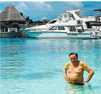  ??  ?? Richard Lugner schickte Grüße von den Malediven: „So wie ich soll das alte Jahr baden gehen“
