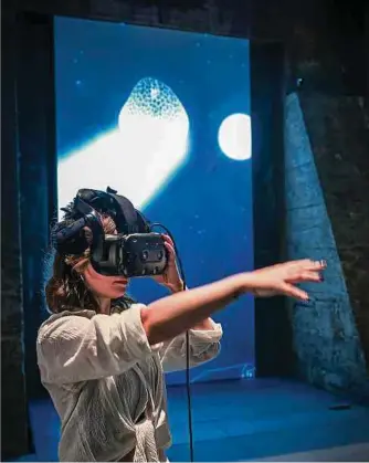 ?? ?? Kontaktauf­nahme mit einer anderen Spezies und ein Abtauchen in die Schönheit des Meeres? Über die Arbeit „The Jellyfish“von Mélodie Mousset und Eduardo Fouilloux und den Einsatz virtueller Realität geht das.