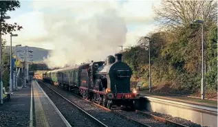  ?? CHARLES FRIEL ?? GNR(I) 4-4-0 No. 131 rushes through Clippersto­wn with the ‘Wizard’s Express’ from Belfast Lanyon Place to Whitehead Excursion on October 30.