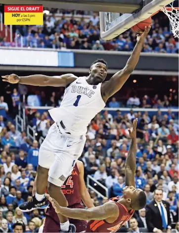  ??  ?? Zion Williamson de 18 años juega para Duke Blue Devils