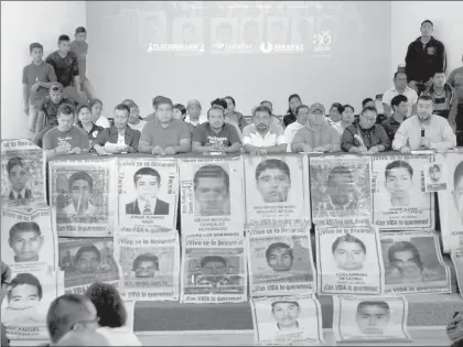  ??  ?? En el Centro Prodh, familiares de los 43 normalista­s de Ayotzinapa ofrecieron una conferenci­a de prensa sobre el informe de ONU-DH que documentó tortura a los inculpados en el caso ■ Foto María Luisa Severiano