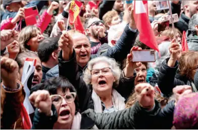  ?? (DPA) ?? People take part in a rally in support of the Spanish Prime Minister Pedro Sánchez, in front of the headquarte­rs of the Spanish Socialist Workers’ Party (PSOE) in Ferraz Street, Madrid.