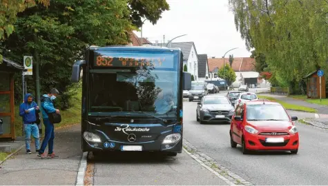  ?? Foto: Bernhard Weizenegge­r ?? Die beiden Bushaltest­ellen an der Ulmer Straße in Burgau sollen auf gleiche Höhe gebracht werden, außerdem wird eine Querungshi­lfe entstehen. Da die Busse künftig beim Halten die Straße blockieren, müssen andere Fahrzeuge dahinter warten.
