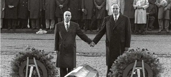  ?? Archivfoto: Wolfgang Eilmes, dpa ?? Symbol für die europäisch­e Einigung: Bundeskanz­ler Helmut Kohl und Frankreich­s Präsident François Mitterrand reichen sich 1984 an den Gräbern von Verdun die Hände.