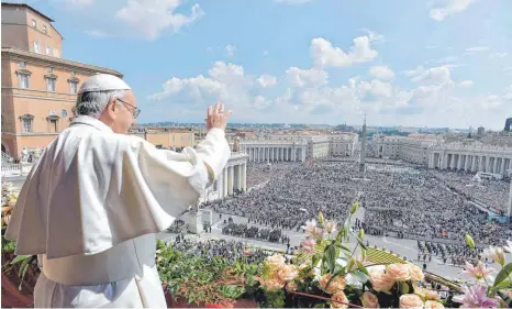  ?? FOTO: DPA ?? Vorbild für Millionen: Papst Franziskus bei einer Segnung der Gläubigen auf dem Petersplat­z in Rom.