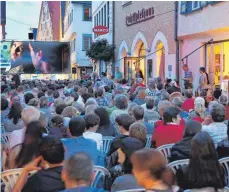  ?? FOTO: ARCHIV/THOMAS WARNACK ?? Heute und am Samstag steigt wieder das Open-Air-Kino in der Riedlinger Innenstadt.