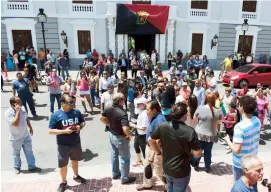  ??  ?? Luego del inesperado desenlace, el público luce desorienta­do frente a la casa alcaldía de Ponce.