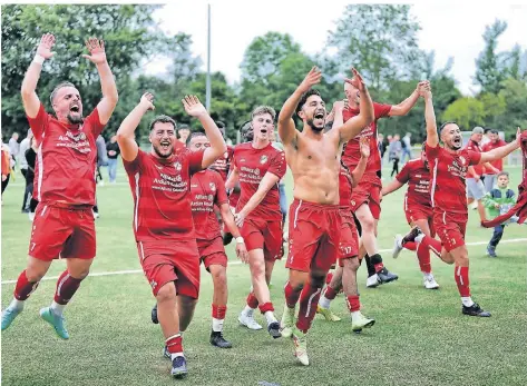  ?? RP-FOTO: STEPHAN KÖHLEN ?? Da herrschte ausgelasse­ner Jubel beim SV Hilden-Nord nach dem 4:2-Sieg über Grafenberg und dem Aufstieg in die Kreisliga A.