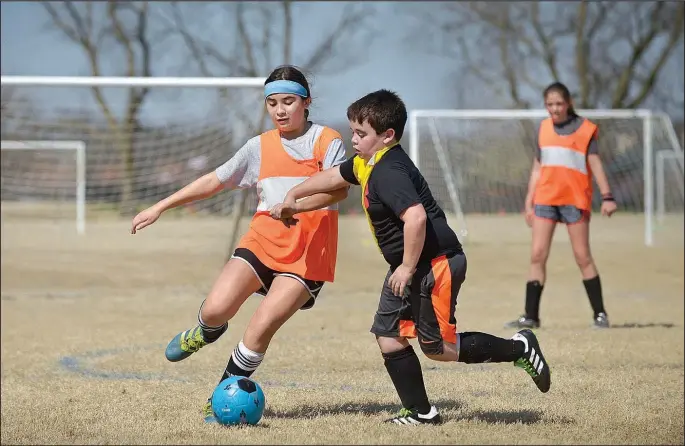  ?? NWA Democrat-Gazette/BEN GOFF @NWABENGOFF ?? For the sporty kids, Camp Bentonvill­e offers several sports camps, including soccer and basketball.