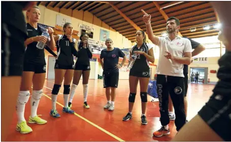  ?? (Photos Philippe Arnassan et Adeline Lebel) ?? Giulio Cesare Bregoli, l’entraîneur italien du SRVVB, montre la voie à suivre pour les nouvelles joueuses du SRVVB.