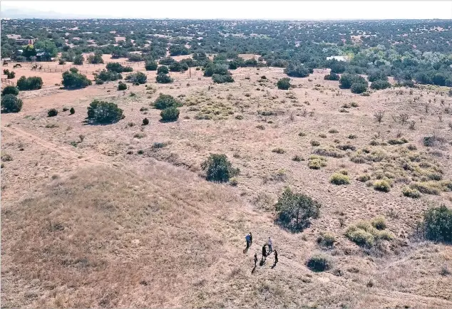  ?? COURTESY THE ARCHAEOLOG­ICAL CONSERVANC­Y ?? ABOVE: An aerial view of The Archaeolog­ical Conservanc­y’s Pueblo San Marcos site, south of Cerrillos.