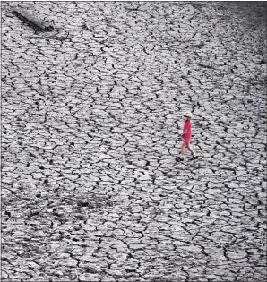  ?? NHATV. MEYER/STAFF ARCHIVES ?? Drought: Low water levels — a result of the state’s rainfall shortage — let Saskia Steiner, 8, of Cupertino, walk through the Stevens Creek Reservoir in Cupertino in January.