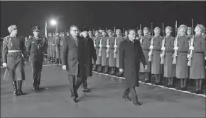  ??  ?? Chinese Premier Li Keqiang (3rd L Front) inspects the guard of honor in a farewell ceremony held for him at the airport in Moscow, Russia.(Photo: Xinhua)