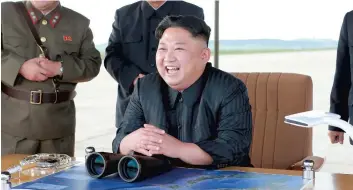  ?? PHOTO D’ARCHIVES AFP ?? Le dirigeant nord-coréen Kim Jong-un se réjouit de l’essai réussi d’un missile balistique interconti­nental Hwasong-12 sur cette photo prise en septembre dernier.