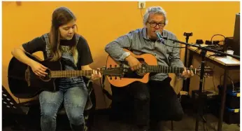  ??  ?? Thomas Göller et sa fille Claire Göller ont interprété des morceaux en allemand.