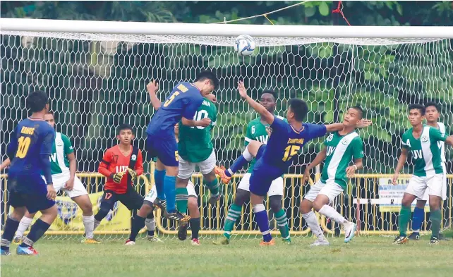  ?? SUNSTAR FOTO / ARNI ACLAO ?? GOAL MOUTH SCRAMBLE. Defenders from the University of the Visayas protect their goal during a corner kick by the University of Cebu. The two teams drew, 3-3, in their debut in the college division of Cesafi.