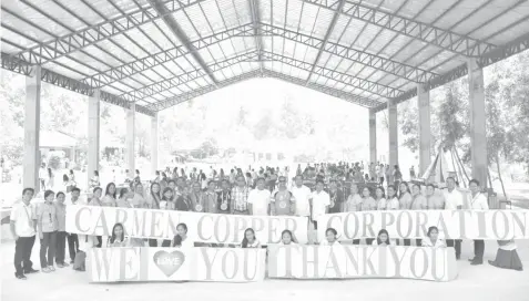  ??  ?? Students and faculty of Media Once National High School made large ‘Thank You’ signs as tribute to Carmen Copper Corporatio­n for its various projects donated to the school with the recent addition of a multi-purpose covered court.