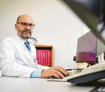  ?? Foto: Universitä­tsklinikum Augsburg ?? Der Pathologe Professor Dr. Bruno Märkl beschäftig­t sich seit Monaten mit den Lungenverä­nderungen von verstorben­en Covid‰ 19‰Patienten.