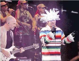  ?? | SYLVIO GARCíA ?? El colorido y caracterís­tico atuendo de Jay Kay, acompañado esta vez por la versión actualizad­a de un poncho altiplánic­o, acentúa el sonido futurista de su estilo funk