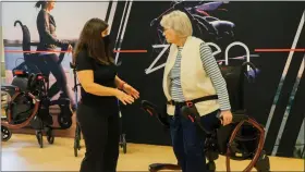  ?? COURTESY OF WHITE HORSE VILLAGE ?? Petra Rose, Zeen physical therapy advisor, guides Joyce Veitch to a standing position using the Zeen mobility device.