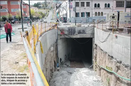  ?? Fotos: Gustavo Guamán y DMA / EXTRA ?? En la estación La Alameda hubo saqueos de material de obra, bloqueo de accesos y daños a los cerramient­os.