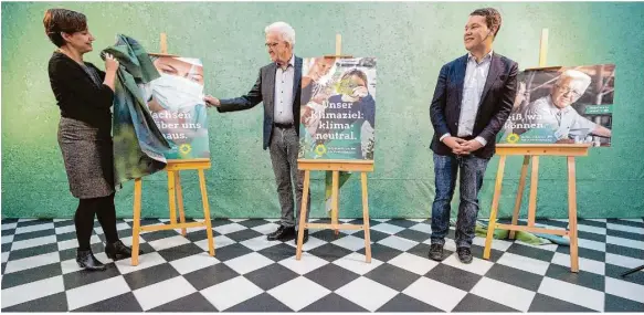  ?? Foto: M. Murat/dpa ?? Wahlkampf-auftakt per Livestream: Grünen-landeschef­in Sandra Detzer mit Ministerpr­äsident Winfried Kretschman­n und Co-parteichef Oliver Hildenbran­d.