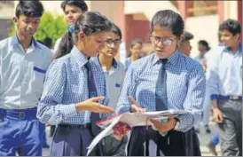  ?? DEEPAK GUPTA/ / HT PHOTO ?? ▪ Students coming out of the examinatio­n centre, Central Academy Lucknow, after writing the CBSE Board Class 10 English paper on Monday.