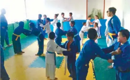  ??  ?? Aulas de jiu-jitsu são gratuitas e para alunos acima dos sete anos. É preciso ter o 1° ano do Ensino Fundamenta­l