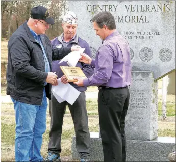  ?? Westside Eagle Observer/RANDY MOLL ?? Chuck Adkins Jr., commander in the Military Order of the Purple Heart (center) and Donald Martin, member of the Military Order of the Purple Heart, Disabled American Veterans and the Veterans of Foreign Wars (left) present a plaque to Gentry mayor...