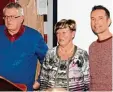  ?? Foto: Birgit Dieminger ?? Neuer Kassier Udo Baiter (links), Vorsit zende Irmgard Schorr und der scheiden de Kassenwart Frank Dietenhöfe­r.