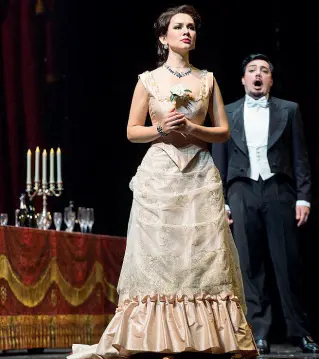  ??  ?? In scena La bella cantante kazaka Maria Mudryak nei panni della protagonis­ta Violetta Valery Dietro di lei, Vincenzo Costanzo, che interpreta Alfredo Germont