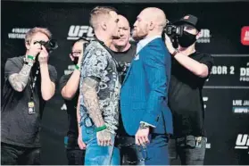  ?? FOTO: GETTY ?? Poirier-McGregor en Abu Dhabi, preparados para su enfrentami­ento