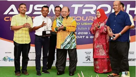  ??  ?? At the prize presentati­on (from left, front) Mufek Zalani, Amir Benno, Tuanku Syed Sirajuddin, USM vice-chancellor Prof Dr Asma Ismail and Modh Zaidi Abu.