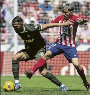  ?? FOTO: SIRVENT ?? Yangel Herrera, protegiend­o el balón ante la presión de Ángel Correa