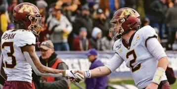  ?? PAUL BEATY/ AP ?? Minnesota’s pitch- and- catch combinatio­n of quarterbac­k Tanner Morgan ( 2) and receiver Rashod Bateman combined for 1,219 yards and 11 scores last season, including this one against Northweste­rn.
