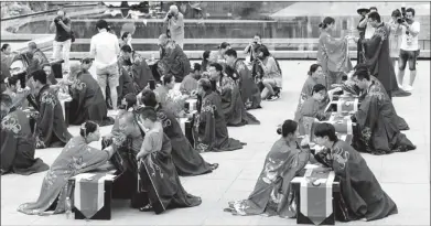  ?? YUAN JINGZHI / FOR CHINA DAILY ?? Some 77 couples from China and abroad participat­e in a traditiona­l Tang Dynasty (618-907) wedding ceremony in Xi’an, capital of Shaanxi province, during the Qixi Festival, which fell on Aug 17 this year.