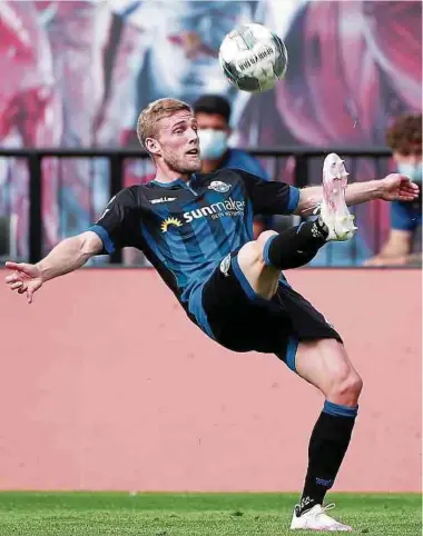  ?? Fotos: dpa ?? Balanceakt: Luxemburgs Nationalsp­ieler Laurent Jans und der SC Paderborn greifen im Bundesliga­abstiegska­mpf nach dem letzten Strohhalm.